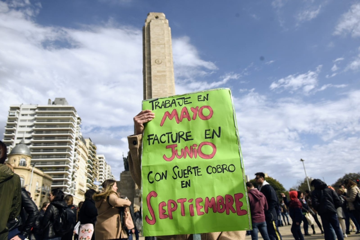 reclamo-discapacidad-monumento-bandera-fondos-recorte-rosario-servicio-areas-personas-3