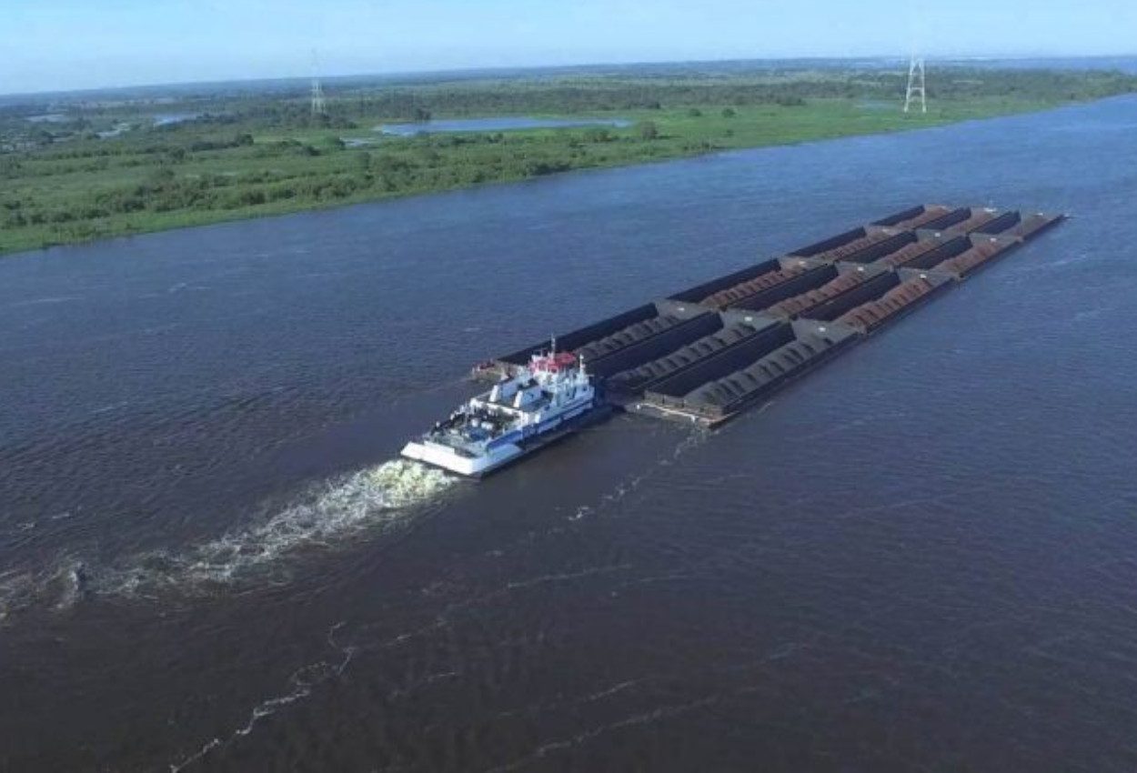 embarcacion-transita-por-la-hidrovia-parana-paraguay