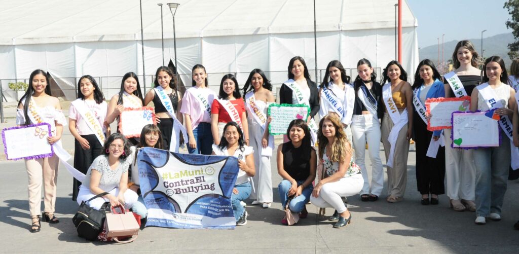 campana-contra-el-bullying-con-reinas7-1024x501