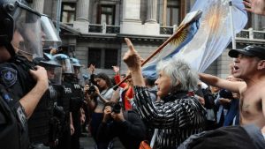 la-marcha-de-los-jubilados-con-los-hinchas-la-protesta-en-el-congreso-20250312-1983675