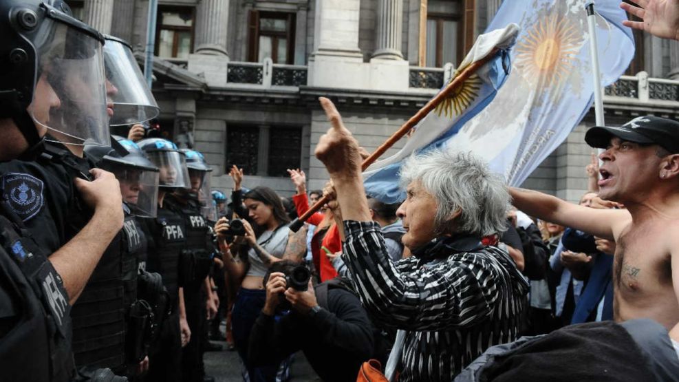 la-marcha-de-los-jubilados-con-los-hinchas-la-protesta-en-el-congreso-20250312-1983675