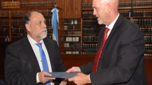 dr-meyer-dr-alvarez-garcia-entrega-al-poder-ejecutivo-del-ante-proyecto-de-ley-de-creacion-del-consejo-de-la-magistratura-14425-1024x682jpg