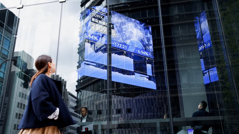 la-bolsa-de-tokio-cayo-un-783-arrastrada-por-los-nuevos-aranceles-de-trump-foto-reuters-6X3A2M6PGJHIPAC72RBWPRS4SY