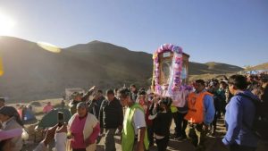 un-grupo-caminantes-carga-la-imagen-la-virgen-punta-corral-archivo