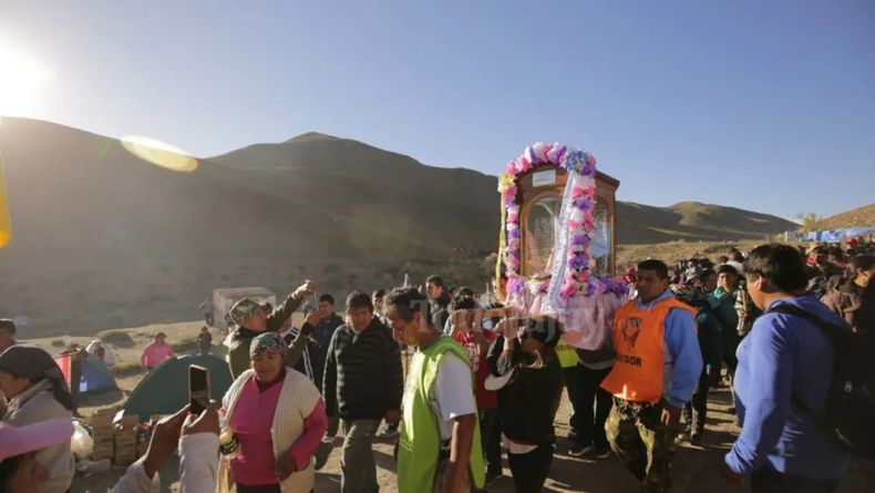 un-grupo-caminantes-carga-la-imagen-la-virgen-punta-corral-archivo