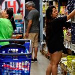 En nuestro país una familia necesitó más 800 mil pesos para llenar el carrito del supermercado