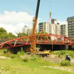 Avanza la instalación de una nueva pasarela peatonal en Parque Xibi Xibi