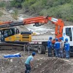 Agua Potable de Jujuy repara un acueducto en Río Blanco y asiste con camiones a los barrios afectados