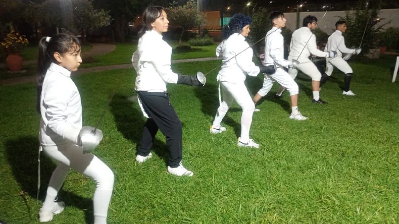 el-club-tiro-y-gimnasia-inauguro-la-primera-escuela-esgrima