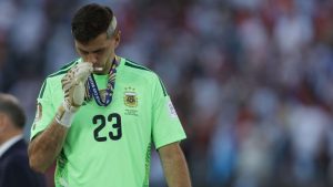 emiliano-martinez-beso-la-medalla-subcampeon-la-final-del-mundo-espana