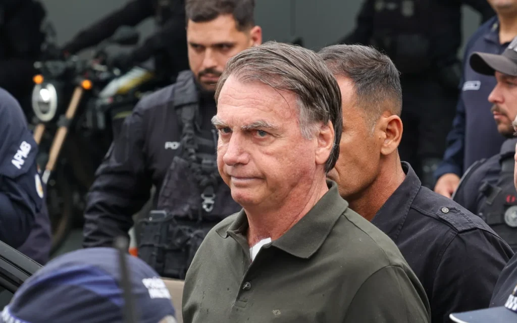 Ex-presidente-Jair-Bolsonaro-e-preso-pela-Policia-Federal
