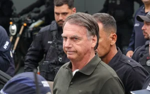 Ex-presidente-Jair-Bolsonaro-e-preso-pela-Policia-Federal