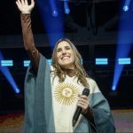 Cuánto cuesta el poncho argentino que usó La Sole en la despedida de Messi