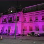 La Casa de Gobierno se ilumina de rosa durante octubre por la sensibilización sobre el cáncer de mama